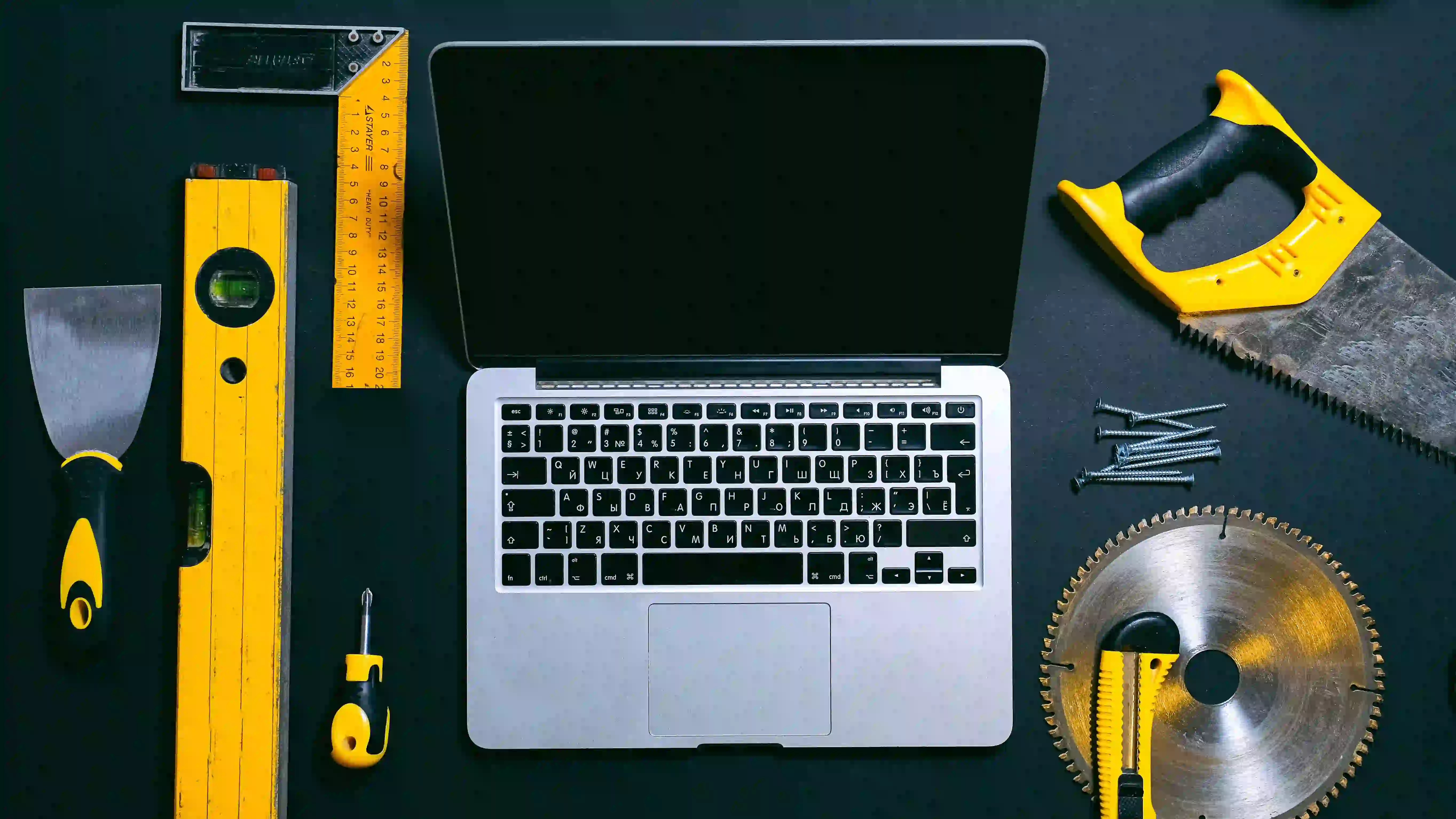 PC portable posé sur un bureau