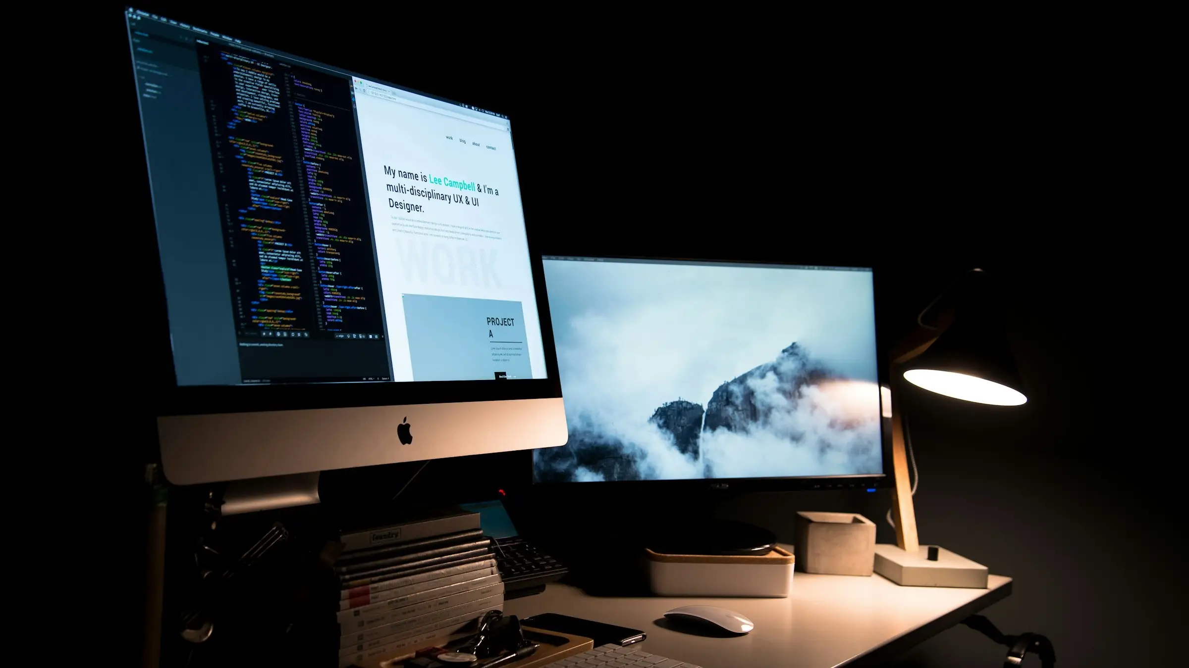 Ecrans d'ordinateur sur bureau